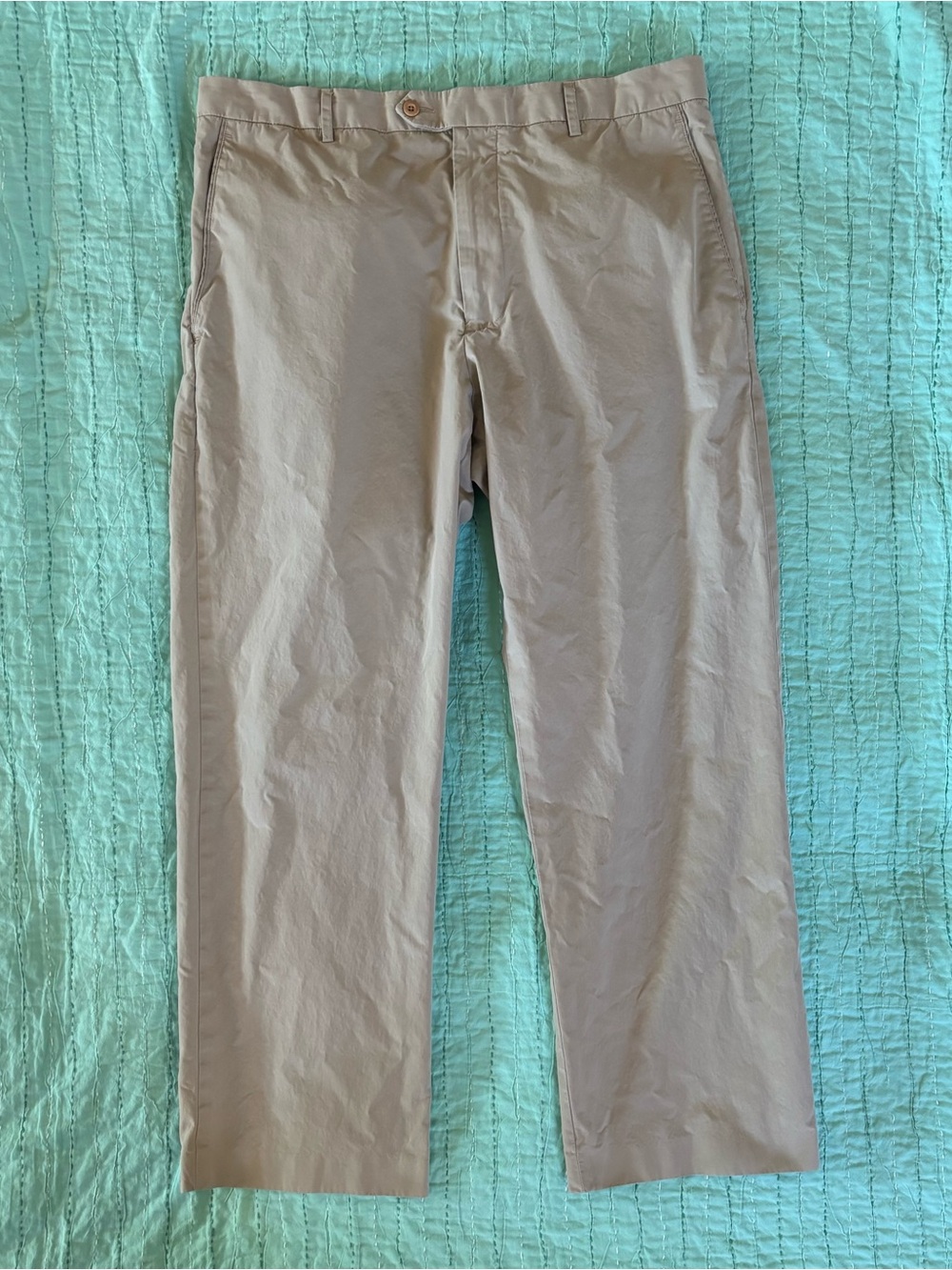 Banana Republic Men’s Khaki Chino Slacks 38x32. Made in Sri Lanka.